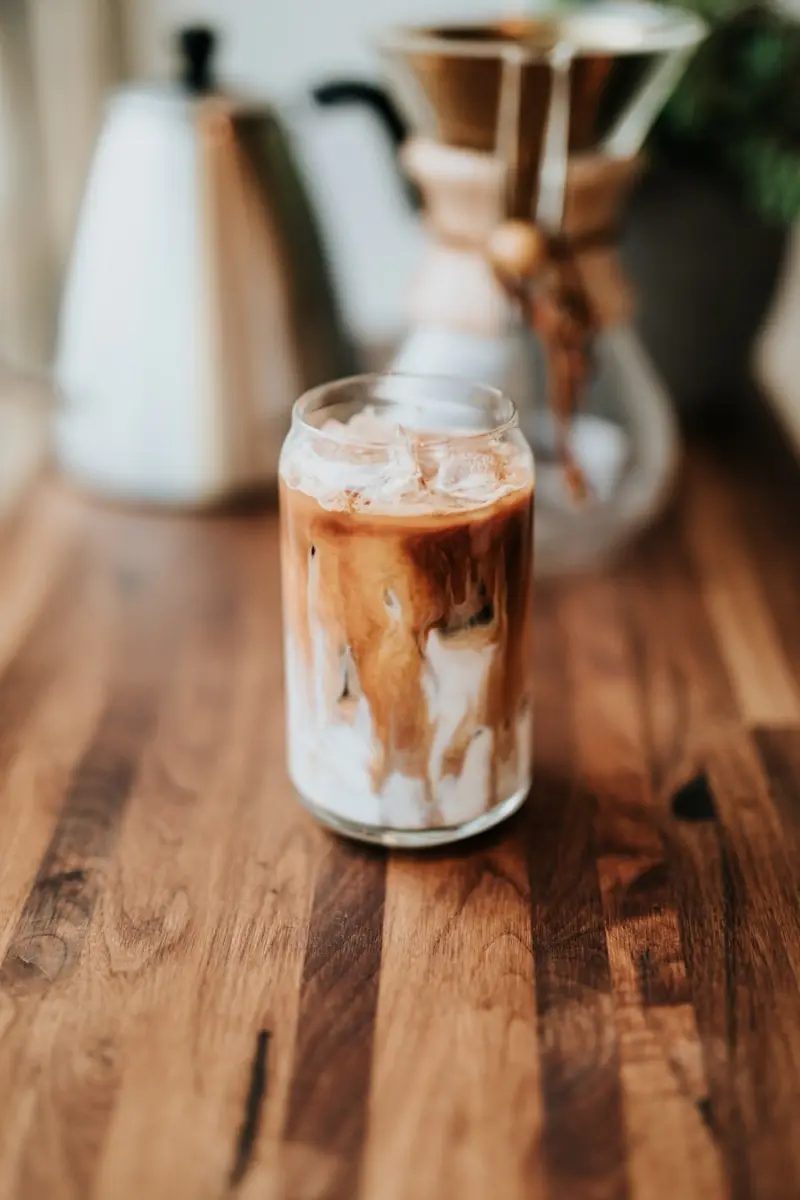Milchschaumgetränk im kleinen Becher